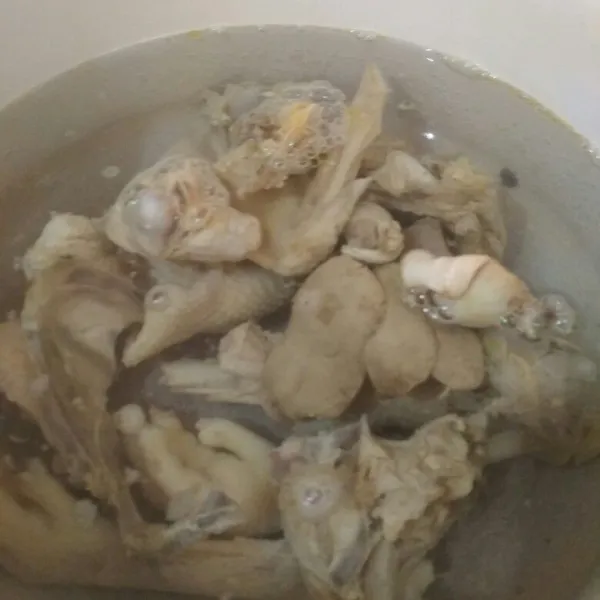 Cuci bersih daging ayam kampung  kemudian rebus daging hingga mendidih.