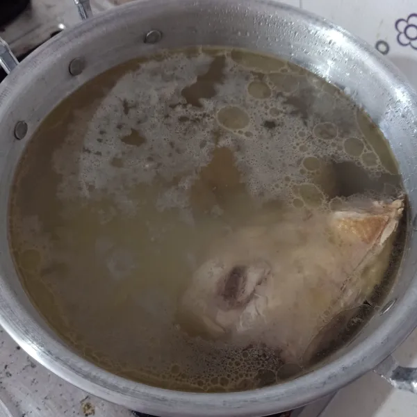 Rebus air sampai mendidih lalu masukkan ayam, rebus lagi sampai mendidih dan ayam empuk, lalu tiriskan dan suir-suir.