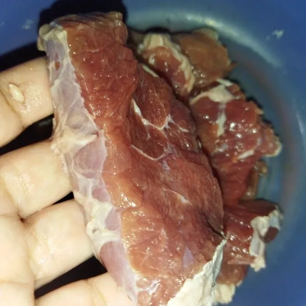 Siapkan daging sapi, potong tidak terlalu tipis.