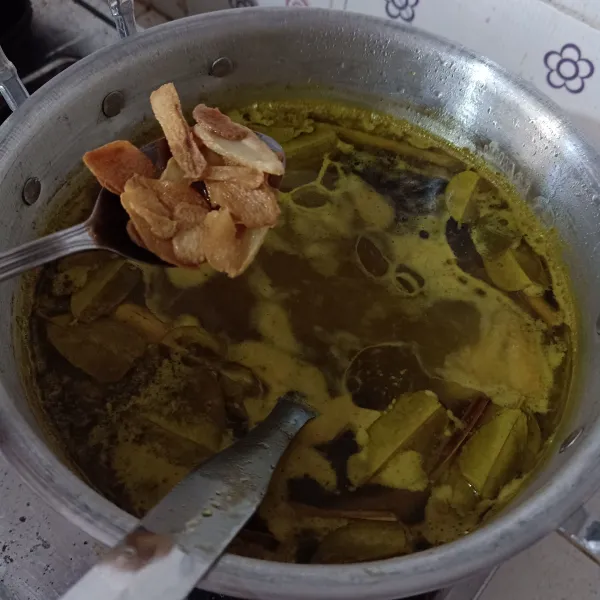 Sesaat sebelum diangkat, masukkan keripik bawang putih goreng.