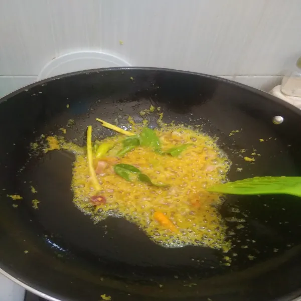 Tumis bumbu halus sampai harum. Masukkan potongan bawang merah,sere, daun jeruk, daun salam. Tumis hingga matang.