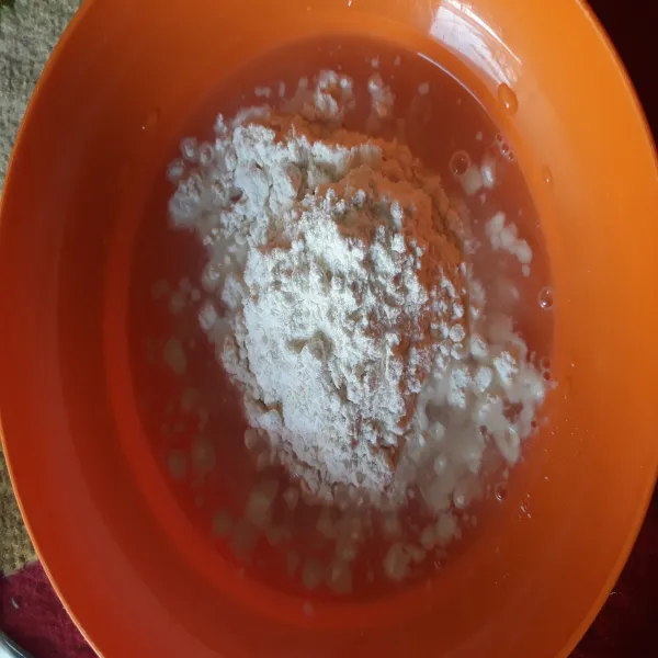Campurkan tepung dan air untuk adonan celup. Celupkan nugget. Lalu balurkan tepung panir merata.