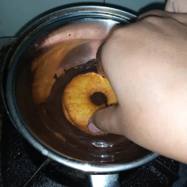 Lelehkan DCC dengan tehnik double bowl setelah leleh masukkan donat sambil ditekan halus agar cokelat menempel rata pada permukaan donat.