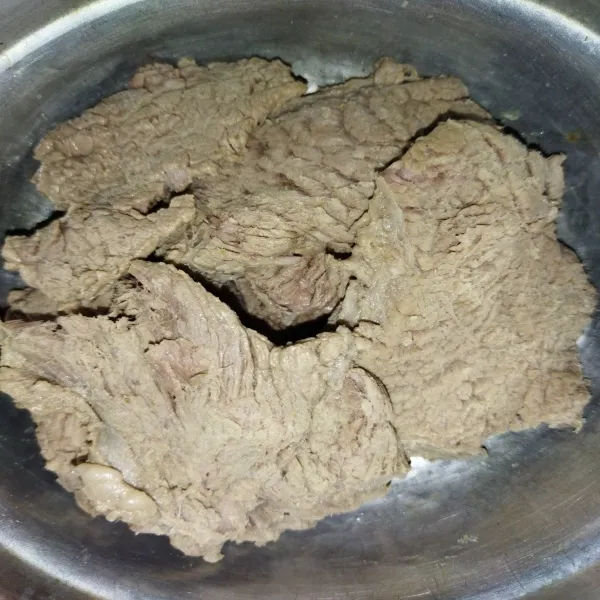 Kemudian geprek / pukul dagingnya hingga melebar dan tipis dengan menggunakan ulekan. Hati-hati jangan sampai dagingnya hancur.