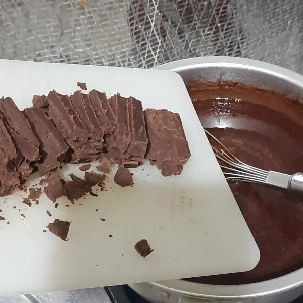 Tambahkan coklat cincang, masak hingga meletup-letup