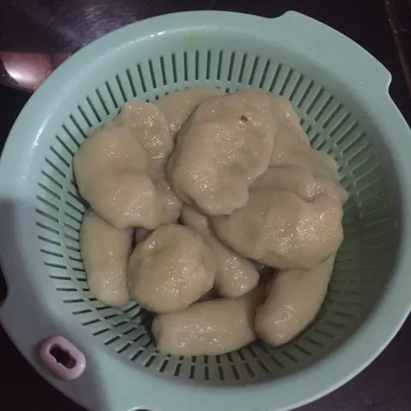 Angkat pempek dan tiriskan, baru digoreng. Sajikan.