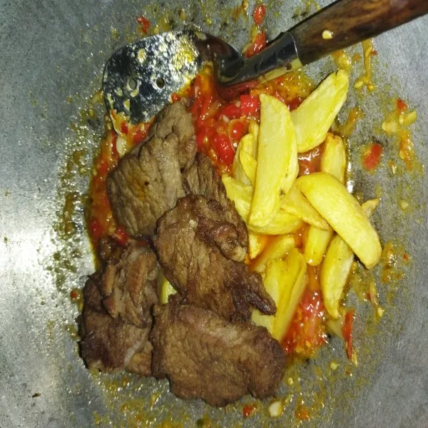 Kemudian masukkan daging sapi dan kentang goreng.