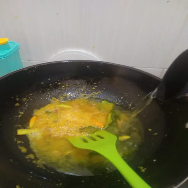 Tuang air, lalu masukkan cuka dan gula pasir. Test rasa.