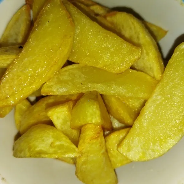 Lalu siapkan kentang yang dipotong wedges, kemudian goreng kentang hingga matang.
