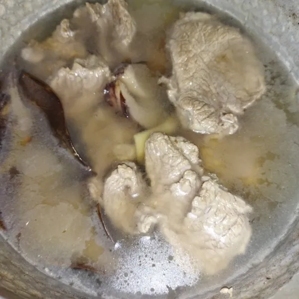 Siapkan panci kecil masak 600 ml air hingga mendidih, lalu masukkan daun salam, lengkuas, jahe dan serai, lalu masukkan potongan daging sapi, tutup pancinya, masak hingga daging empuk, saya masak sekitar 30 menit dengan api sedang cenderung kecil, setelah matang matikan api, lalu angkat dagingnya.