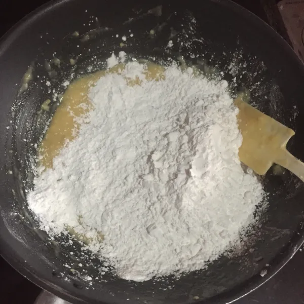 Lalu tambahkan tepung tapioka, aduk adonan sampai kalis, adonan agak lengket.