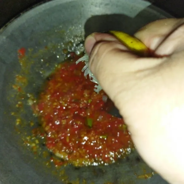 Lalu beri garam, gula pasir dan perasan air jeruk nipis, aduk rata lalu cicipi.