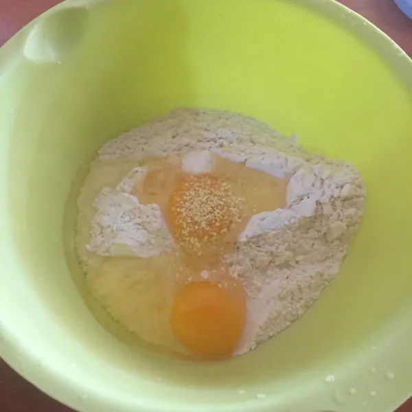 Campurkan terigu, telur, garam, totole, aduk kemudian masukkan air perlahan.