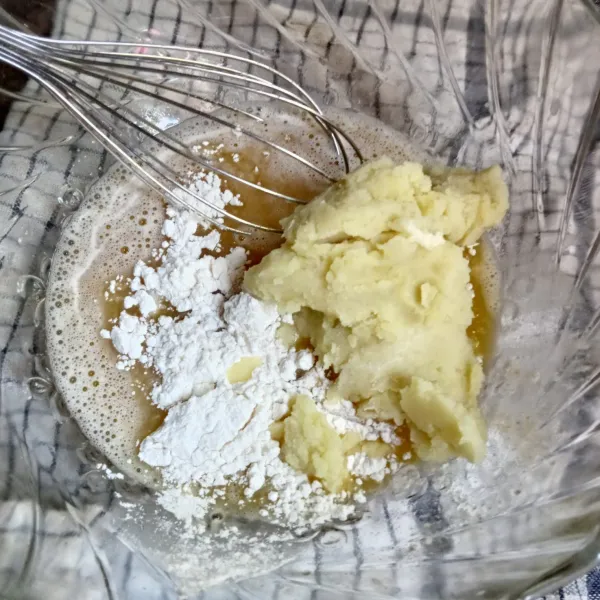 Masukkan kentang dan terigu, aduk hingga tercampur rata.