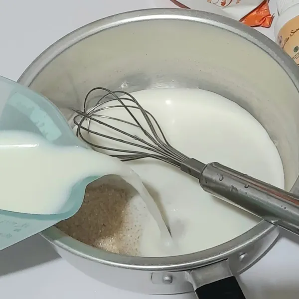Campur bahan vla : susu cair dan gula pasir masak hingga mendidih tambahka vanilla dan larutan maizena masak hingga meletup, angkat dan sisihkan