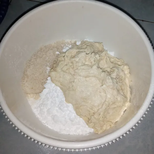 Campur bahan dough dan pre fermentasi, uleni menggunakan tangan hingga tercampur rata.