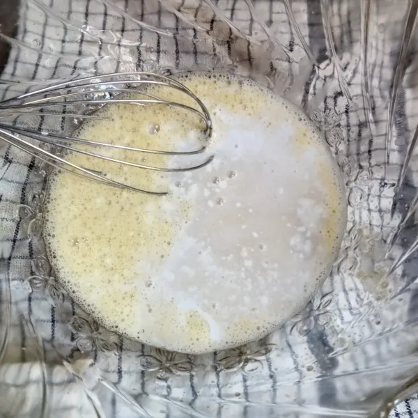 Masukkan santan dan garam, aduk rata.