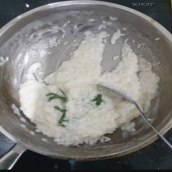 Campurkan semua bahan  sticky rice kecuali pati mesuji. Godok sampai mengering.