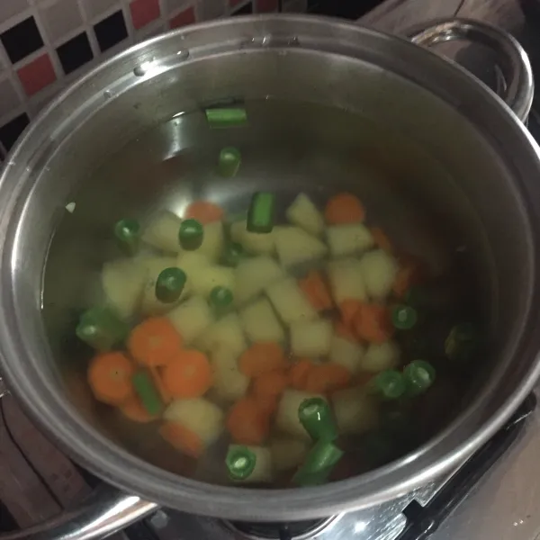 Rebus air, kemudian masukkan wortel, buncis, dan kentang. Masak -+ 20 menit.