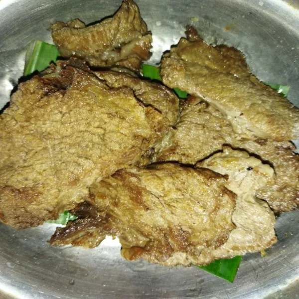 Kemudian goreng daging sapi yang sudah digeprek, goreng sebentar saja.