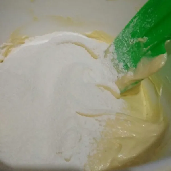 Tambahkan tepung terigu kedalam kocokan butter