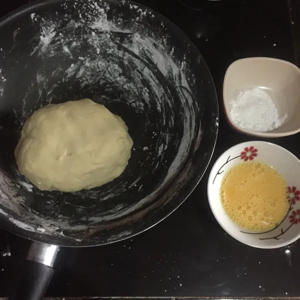 Setelah kalis, siapkan secukupnya tepung tapioka untuk baluran tangan ketika akan membentuk adonan, dan telur kocok lepas untuk isian pempek.