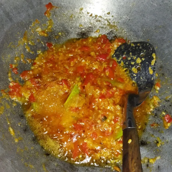 Lalu rebus cabe merah, cabe rawit, bawang merah dan bawang putih hingga layu, kemudian angkat lalu ulek kasar, kemudian tumis dengan 5 sdm minyak goreng, lalu masukkan daun jeruk, masak hingga bumbu harum.