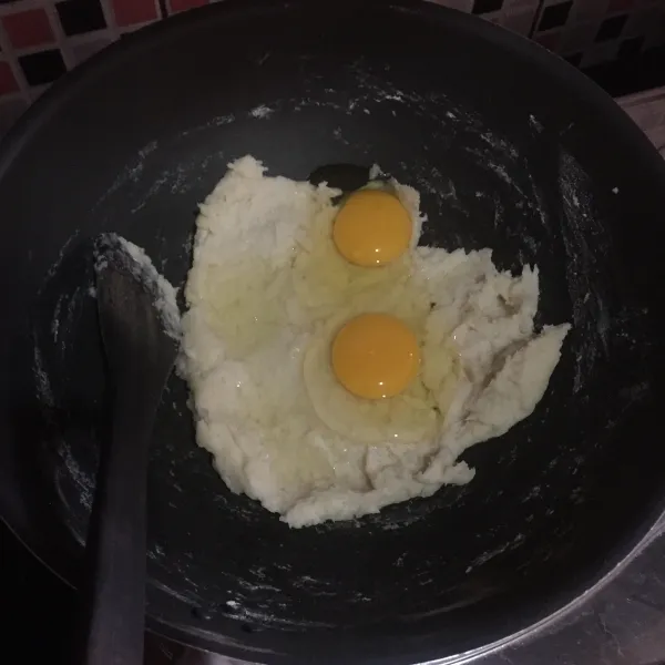 Tambahkan telur, aduk sampai adonan lembut tidak bergerindil.