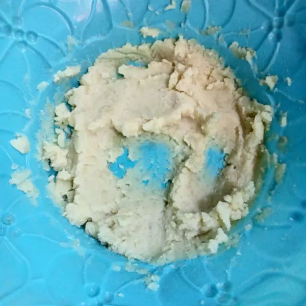 Kukus kentang dan haluskan.