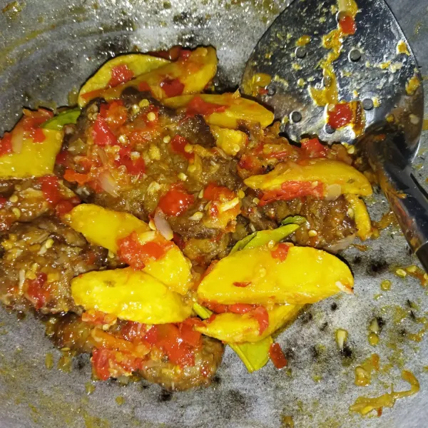 Aduk rata, matikan api lalu angkat dan sajikan.