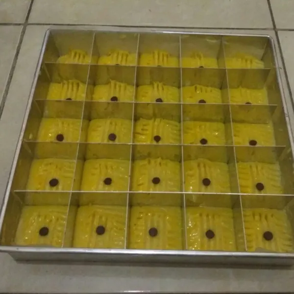 Tambahkan choco chip, panggang dengan suhu 180°C selama 30 menit, oven sebelumnya sudah dipanaskan terlebih dahulu