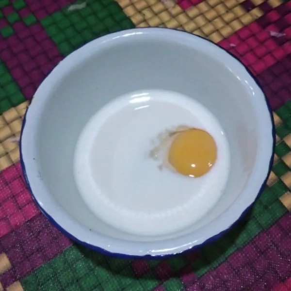 Pecahkan telur dalam mangkok kemudian tuang susu UHT timbang sebanyak 140 ml, sisihkan.