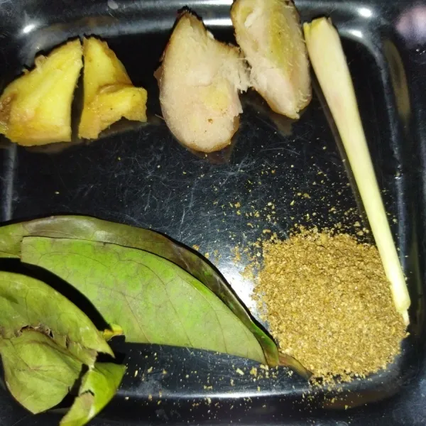 Lalu siapkan bumbu-bumbu untuk merebus daging sapi.