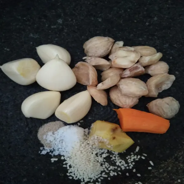 Siapkan bahan bumbu halus, lalu haluskan.