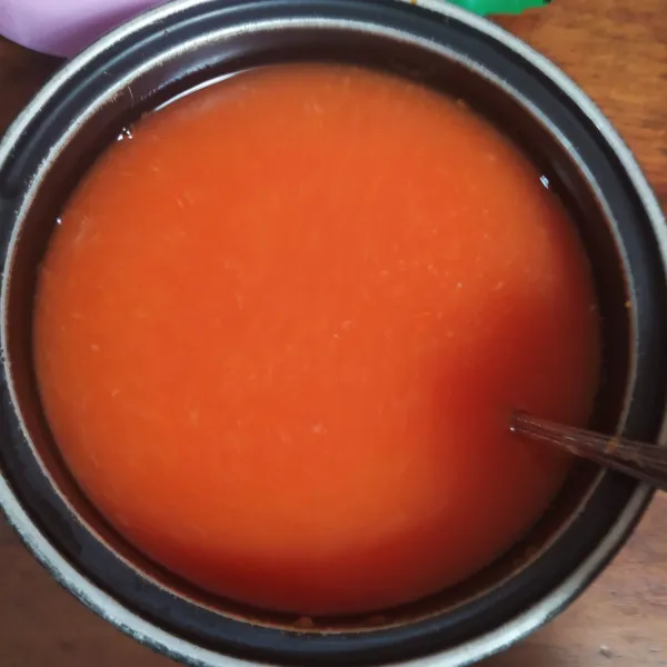 Beri 1 liter air lalu disaring. Masukkan saos tomat, garam, gula dan kaldu bubuk, aduk rata.