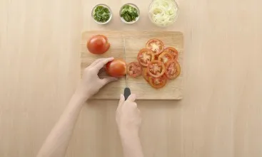 Cincang kasar seledri dan iris cabai hijau besar, bawang bombay, dan tomat.