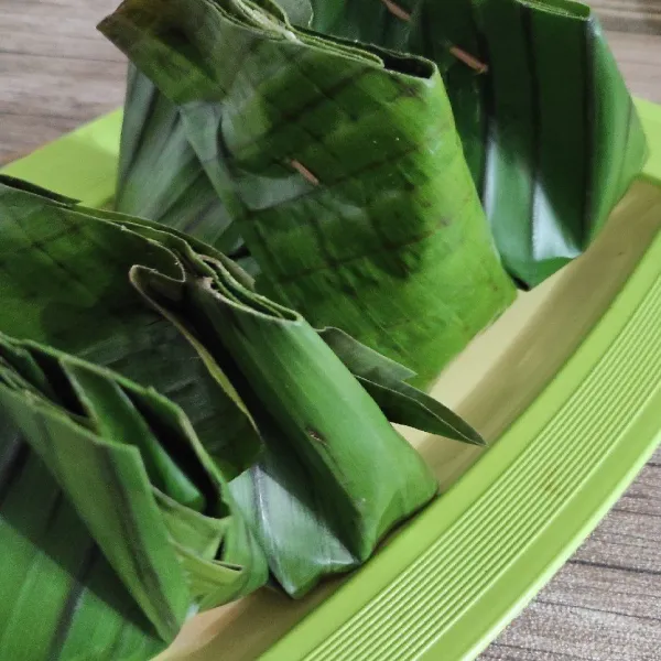Bungkus rapi daun pisang dan sematkan lidi.