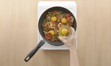 Tambahkan telur di atasnya. Taburi seledri dan masak hingga matang, sajikan.