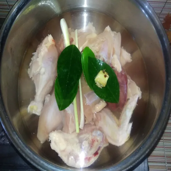 Siapkan panci, masukkan daging ayam bersama secukupnya air, tambahkan serei, daun salam, daun jeruk dan lengkuas. Rebus ayam hingga matang, kemudian angkat dan tiriskan