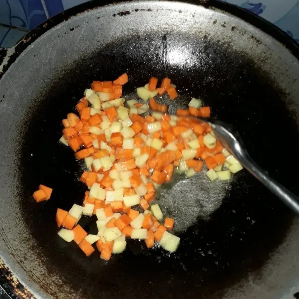 Masukkan kentang dan wortel, tambahkan gula, garam, kaldu bubuk dan lada bubuk, aduk hingga rata.