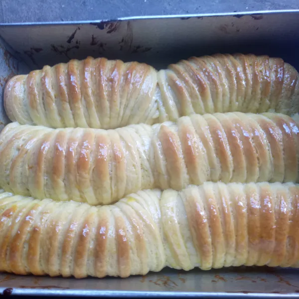 Setelah roti matang,  olesi dengan margarin di atasnya biar kelihatan cantik. Roti viral siap dinikmati