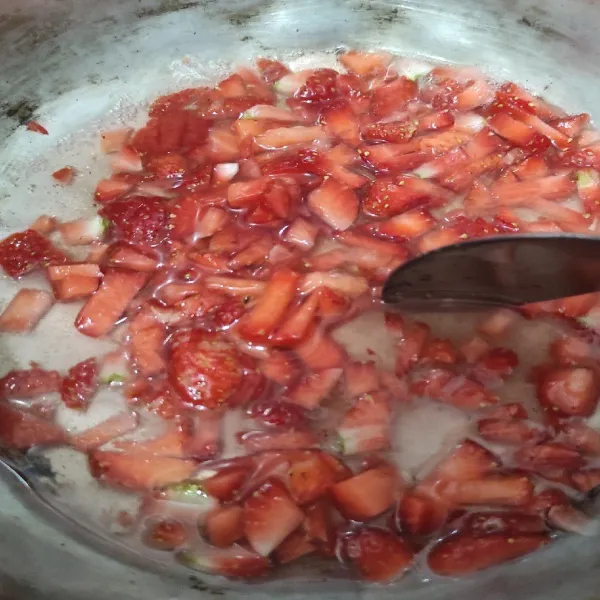 Masak semua bahan saus. Aduk rata dan tunggu sampai strawberry benar-benar layu.