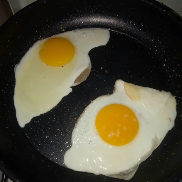 Goreng telur menjadi telur ceplok