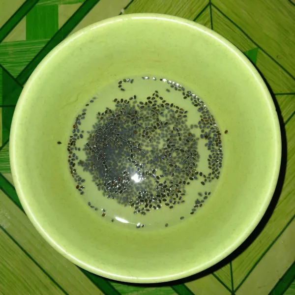 Rendam biji selasih dengan sedikit air tunggu hingga mengembang