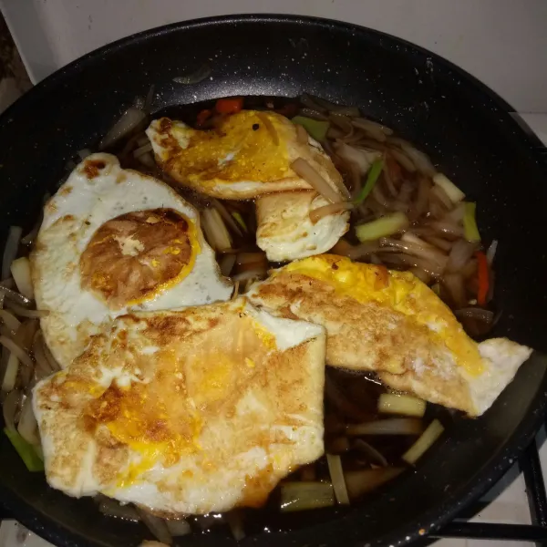 Masukkan telur ceplok, masak hingga kuah agak menyusut