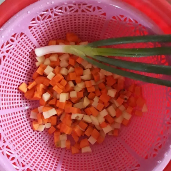 Potong-poting kecil wortel dan kentang lalu cuci bersih dan tiriskan.