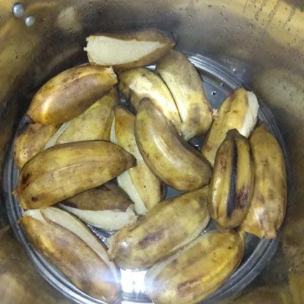 Kukus pisang selama kurang lebih 15 menit