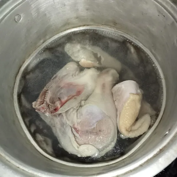 Didihkan air dipanci dan masukkan ayam dan rebus sekitar 3 menit, lalu buang air rebusannya.