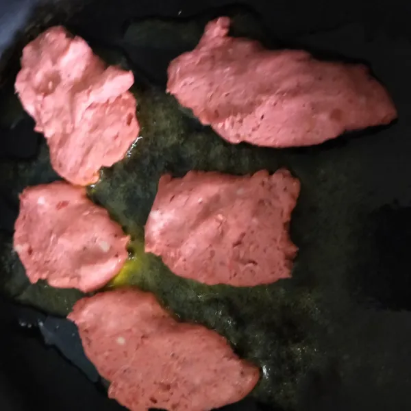 Panggang daging kebab dalam wajan datar, balik agar keseluruhan matang.