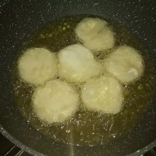 Lumuri tahu sutra ke tepung maizena kemudian masukkan ke dalam minyak goreng yang sudah panas. Goreng sampai matang. Tiriskan.
